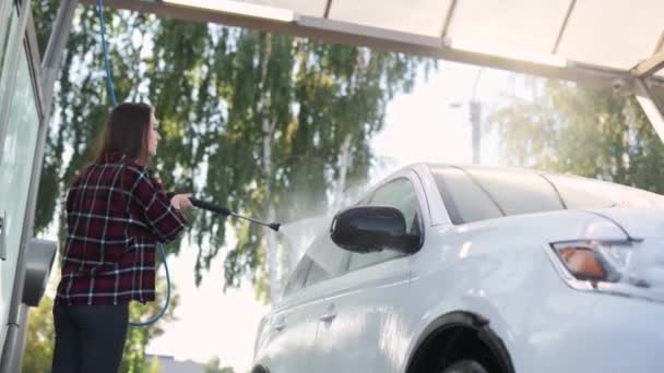 女人洗车. — 图库视频影像