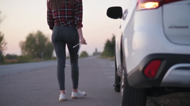 Desagregação automóvel na estrada. — Vídeo de Stock