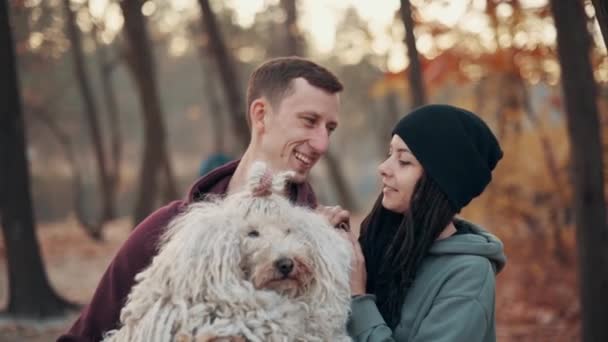 Casal feliz com cão — Vídeo de Stock