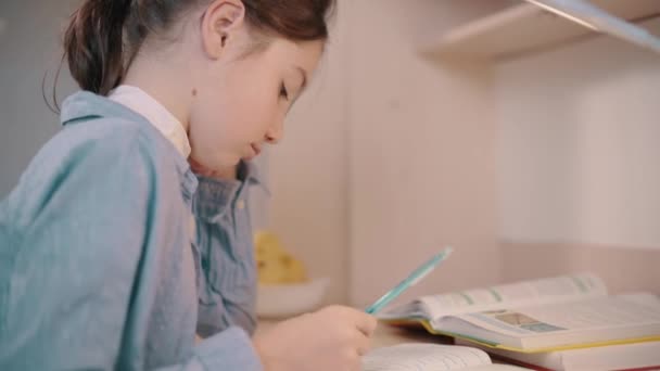 Mädchen macht Hausaufgaben. — Stockvideo