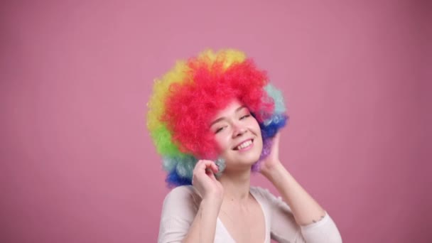 Mulher com penteado encaracolado arco-íris. — Vídeo de Stock