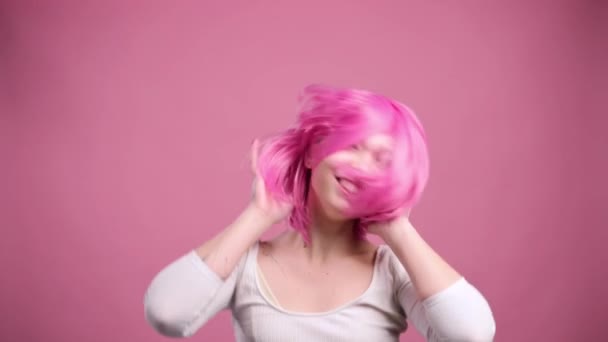Радісна рожево-волохата жінка . — стокове відео