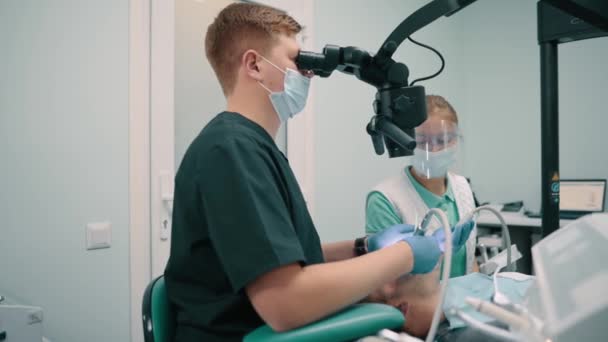 Dentista usando microscopio. — Vídeos de Stock