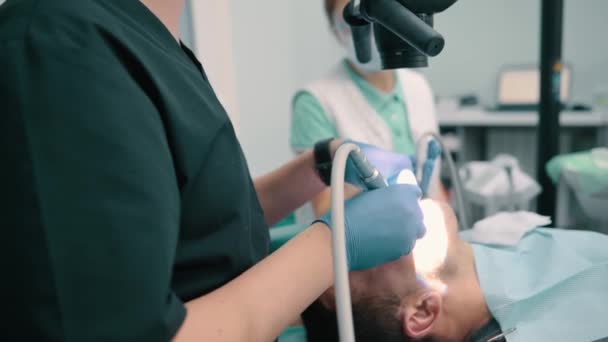 Dentiste utilisant le microscope . — Video