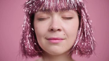 Parlak pembe peruklu kadın.