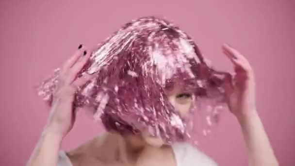 Vidám, rózsaszín hajú nő. — Stock videók