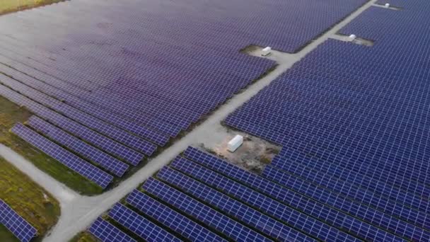 Vista aérea da fazenda solar . — Vídeo de Stock