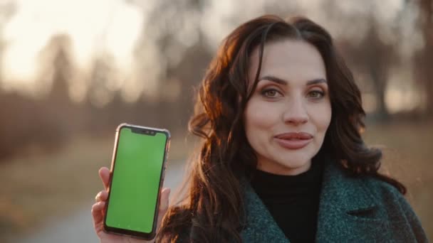 Žena ukazuje displej smartphonu — Stock video