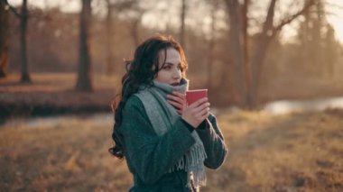 Ilık kahve içen kadın.