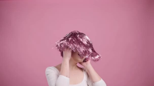 Mujer alegre de pelo rosa. — Vídeo de stock
