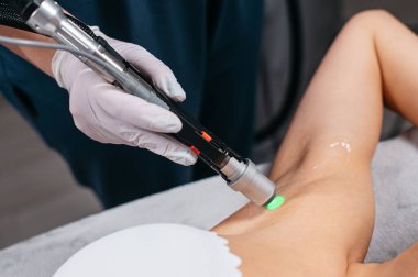 Koltuk altı lazer tüy dökümü.