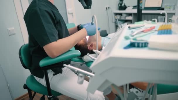 Οδοντίατρος χρησιμοποιώντας μικροσκόπιο. — Αρχείο Βίντεο