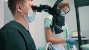 mikroskop kullanarak diş hekimi.