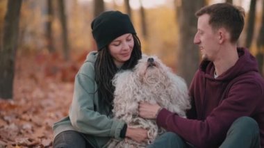 Köpekle oynayan çift.