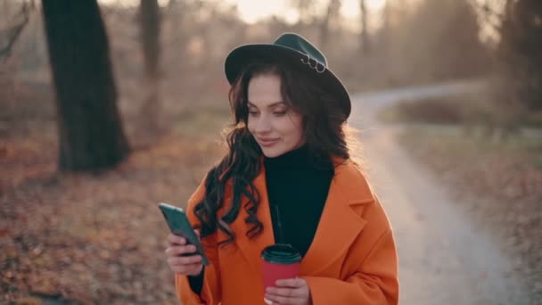 Mujer sonriente usando smartphone. — Vídeos de Stock