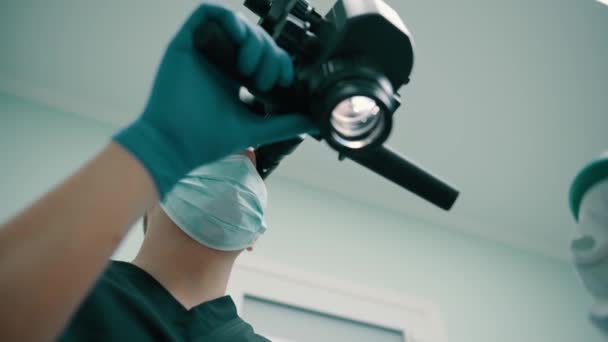 歯科医は顕微鏡を調整し. — ストック動画