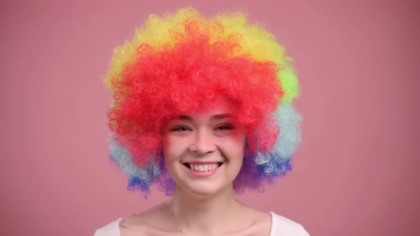 Mujer con peinado rizado arco iris. — Vídeos de Stock