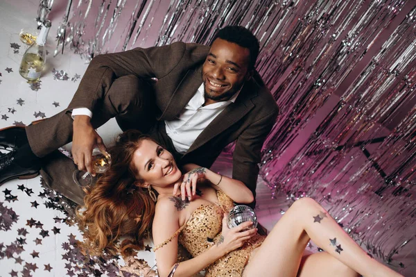 Birbirini seven ırklar arası çift kutluyor..