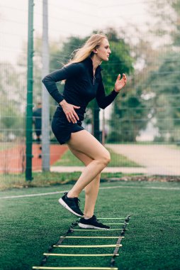 Kadın hız merdiveni talimi yapıyor..