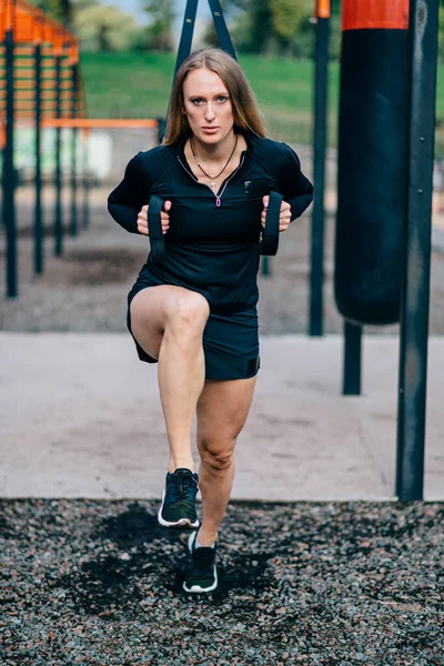 Mulher está fazendo exercício. — Fotografia de Stock