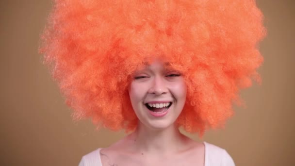 Χαρούμενη γυναίκα με φανταχτερή περούκα. — Αρχείο Βίντεο