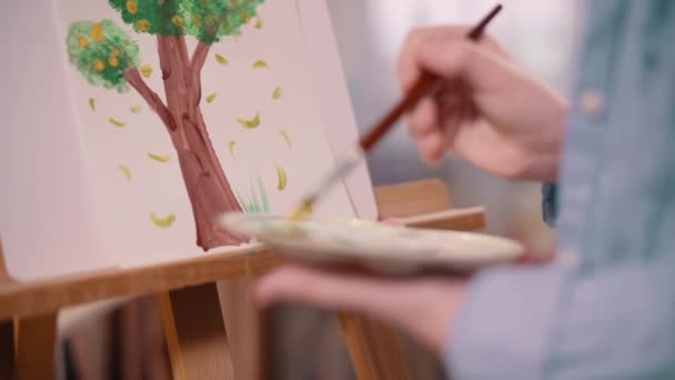 Mädchen malt Baum zu Hause. — Stockvideo
