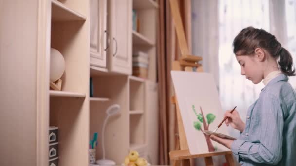 Meisje schilderen boom thuis. — Stockvideo