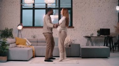 Mutlu çift evde eğleniyor..