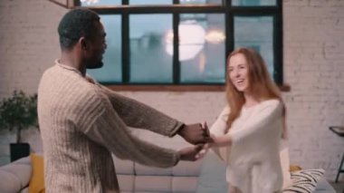 Mutlu çift evde eğleniyor..