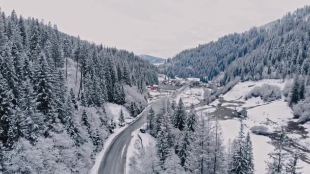 Vägen i snötäckta berg. — Stockvideo