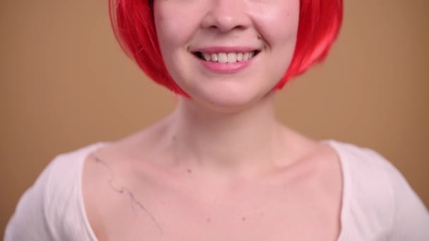 Mujer con peluca roja . — Vídeos de Stock