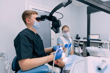 mikroskop kullanarak diş hekimi.