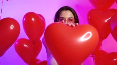 Kalp şeklinde topları olan neşeli bir kadın..