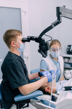 mikroskop kullanarak diş hekimi.
