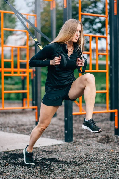 Mulher está fazendo exercício. — Fotografia de Stock