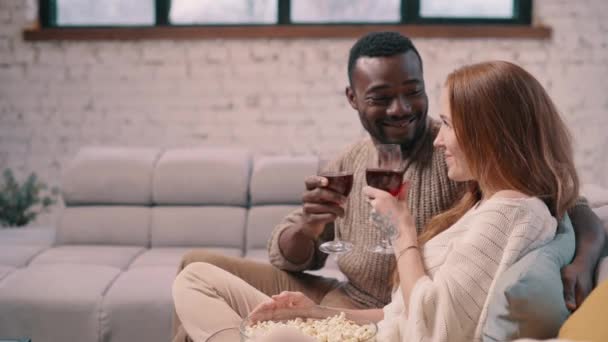 Casal beber vinho em casa . — Vídeo de Stock