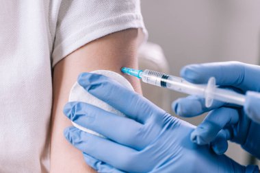 Çocukların aşılanması.