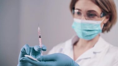Doktor şırınga enjeksiyon için hazırlar