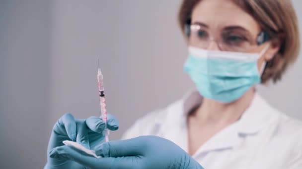 Arts bereidt spuit voor injectie — Stockvideo