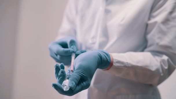 Läkare förbereder spruta för injektion — Stockvideo