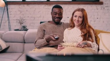 Televizyon izleyen romantik bir çift.