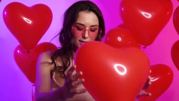 Femme joyeuse avec des boules en forme de coeur. — Video