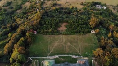 Antik şatonun havadan görünüşü.