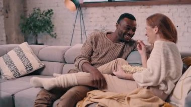 Televizyon izleyen romantik bir çift.