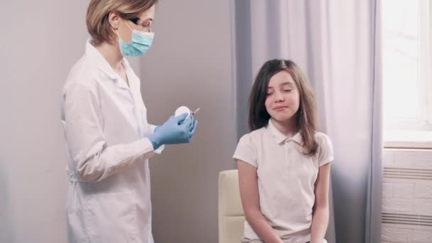 Vaksinasjon av barn. – stockvideo