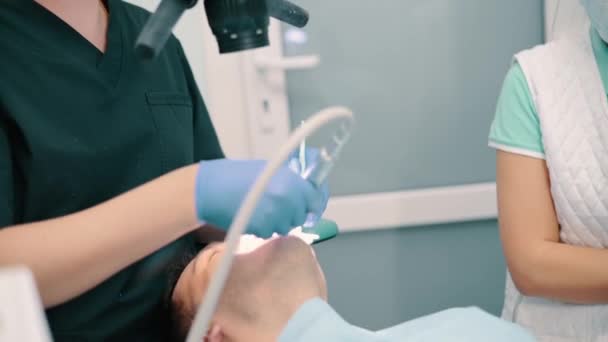 Dentysta przy użyciu mikroskopu. — Wideo stockowe