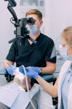 mikroskop kullanarak diş hekimi.