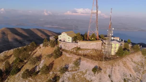 Comunication antenna on mountain. — Stock Video