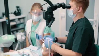 mikroskop kullanarak diş hekimi.