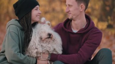 Köpekle oynayan çift.